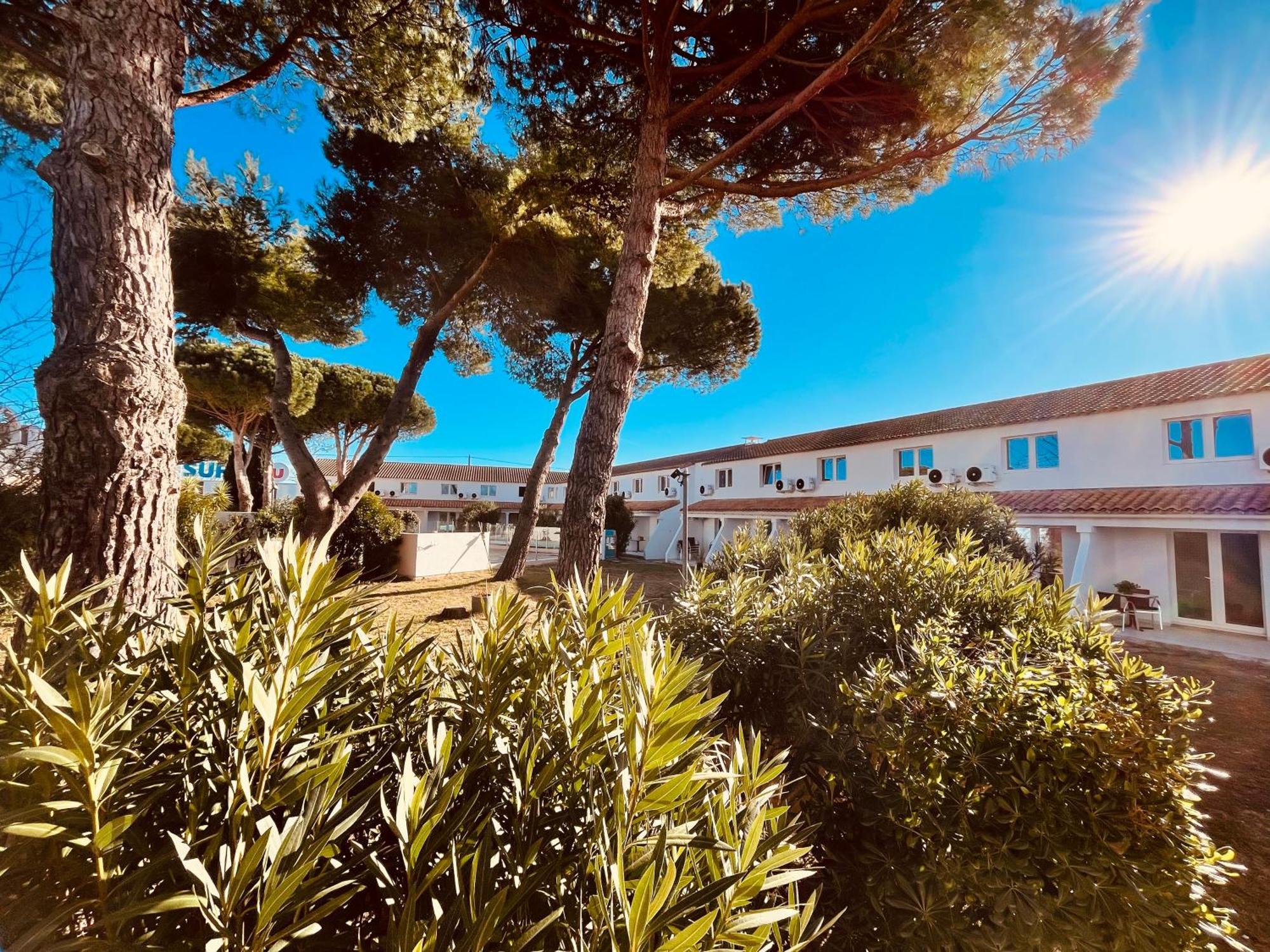 Artemia Aigues-Mortes - Hotel Avec Piscine Bagian luar foto