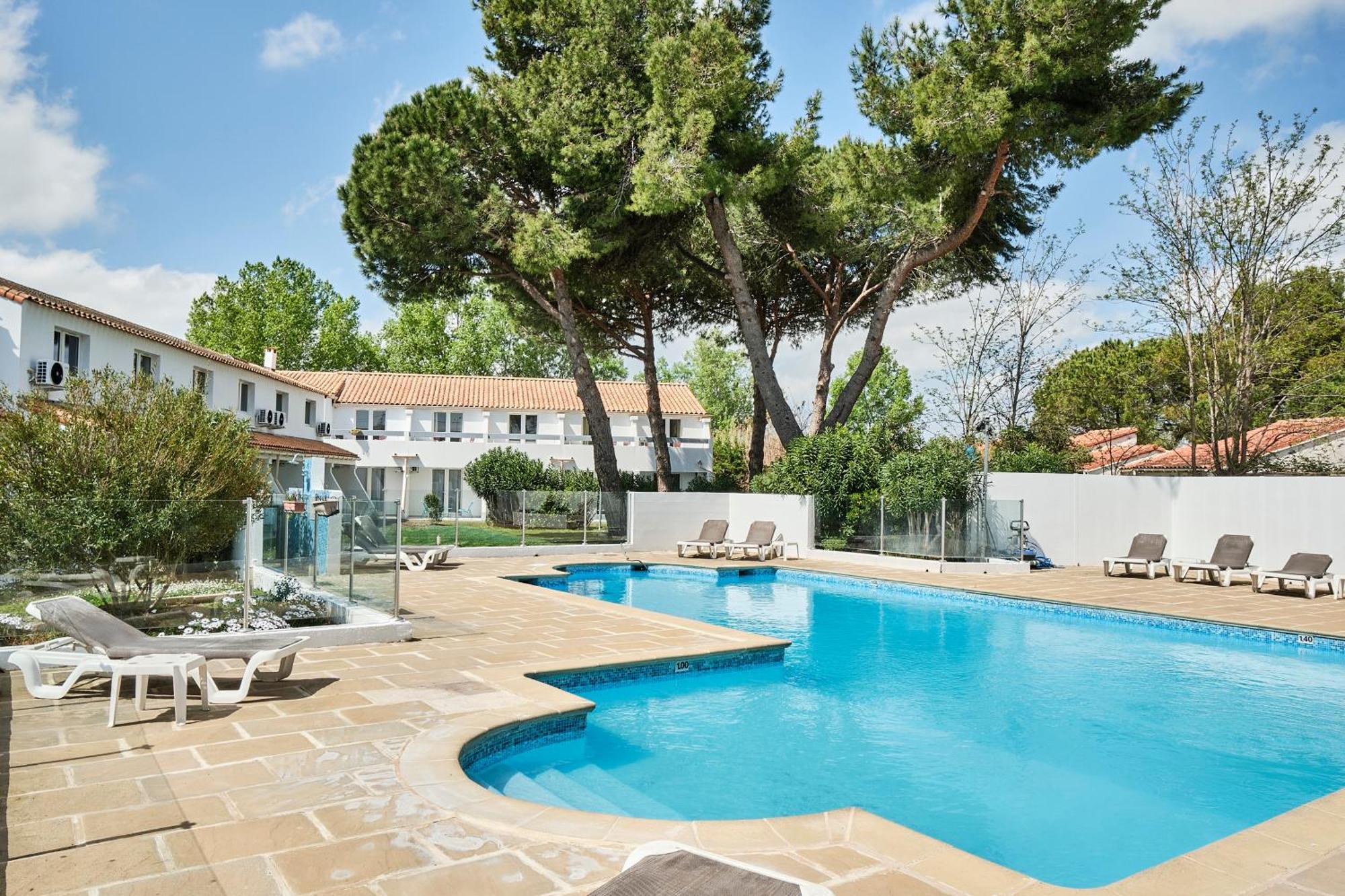 Artemia Aigues-Mortes - Hotel Avec Piscine Bagian luar foto