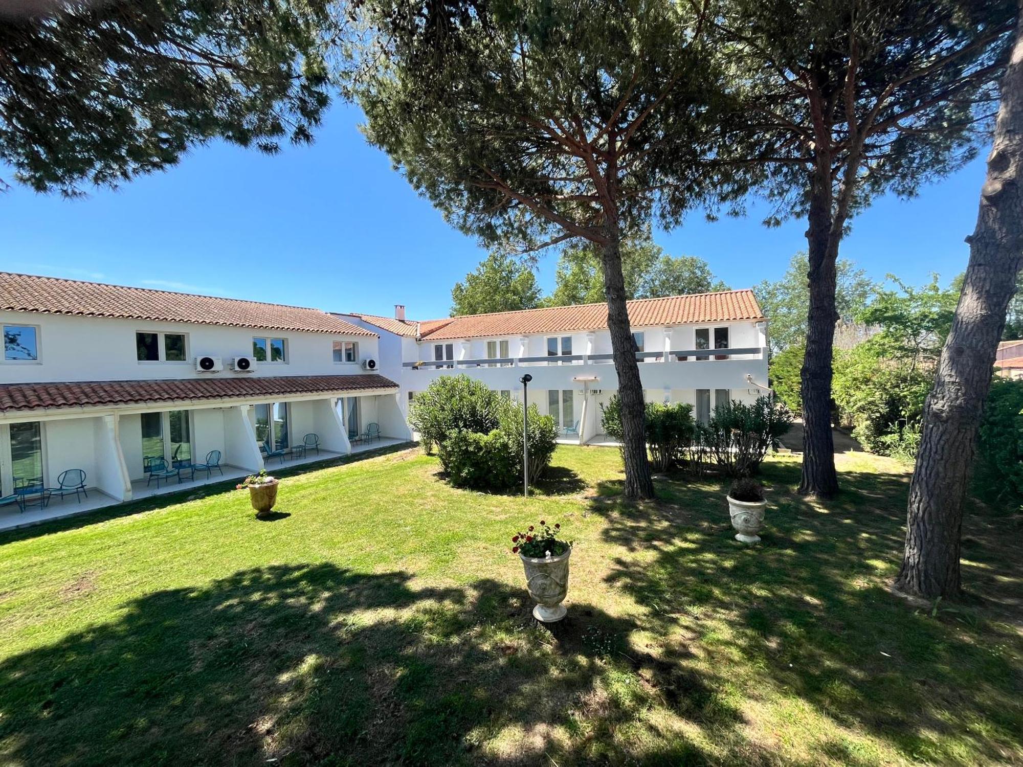 Artemia Aigues-Mortes - Hotel Avec Piscine Bagian luar foto