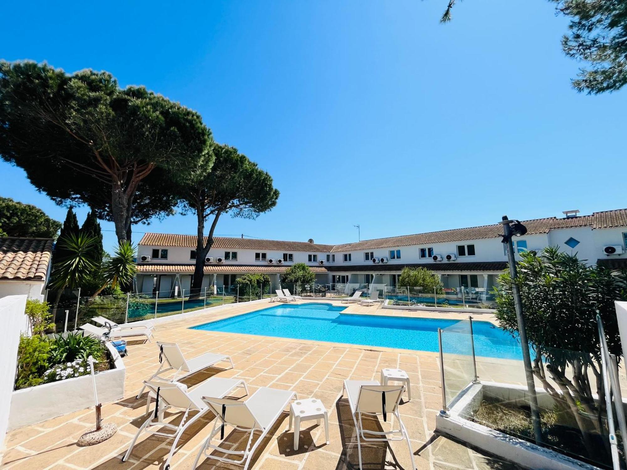 Artemia Aigues-Mortes - Hotel Avec Piscine Bagian luar foto