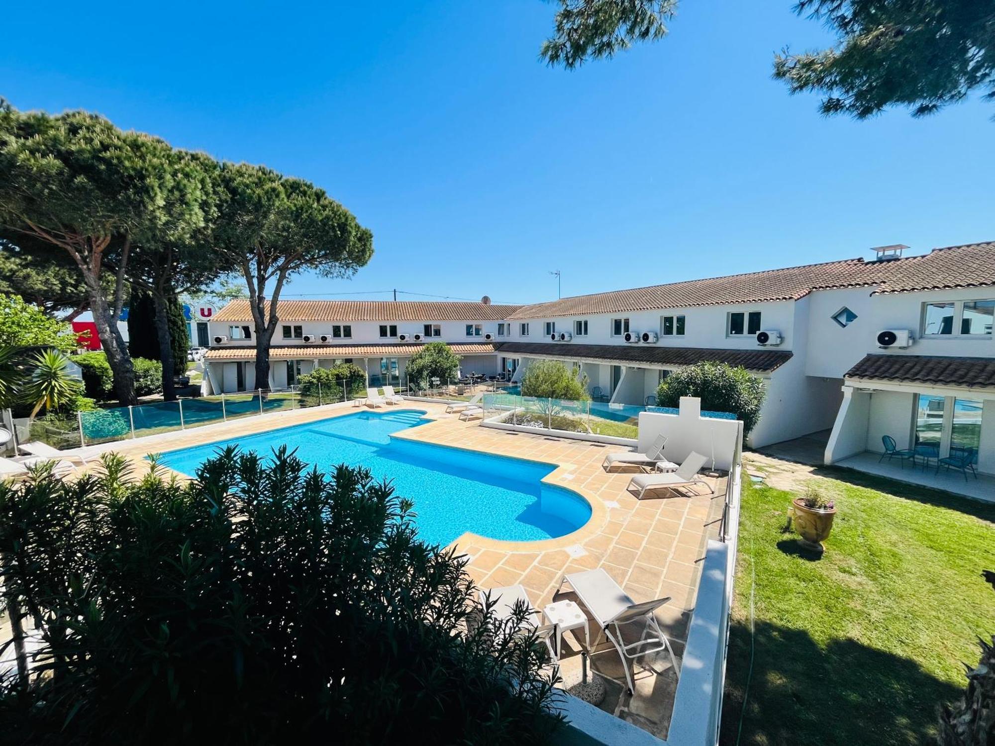 Artemia Aigues-Mortes - Hotel Avec Piscine Bagian luar foto